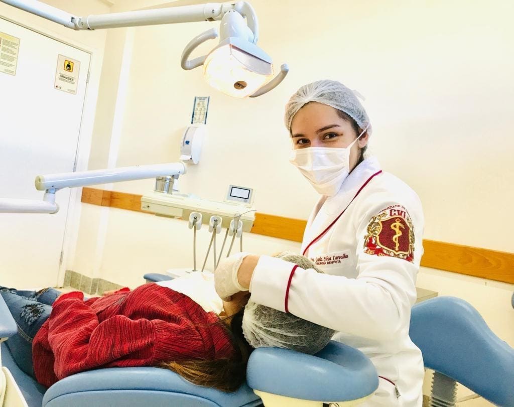 Imagem representando doutora fazendo procedimento odontológico na paciente de pré-natal